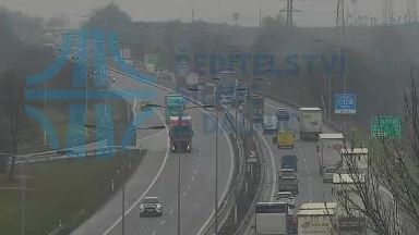 Tragický střet dvou náklaďáků zastavil dálnici D1 u Brna